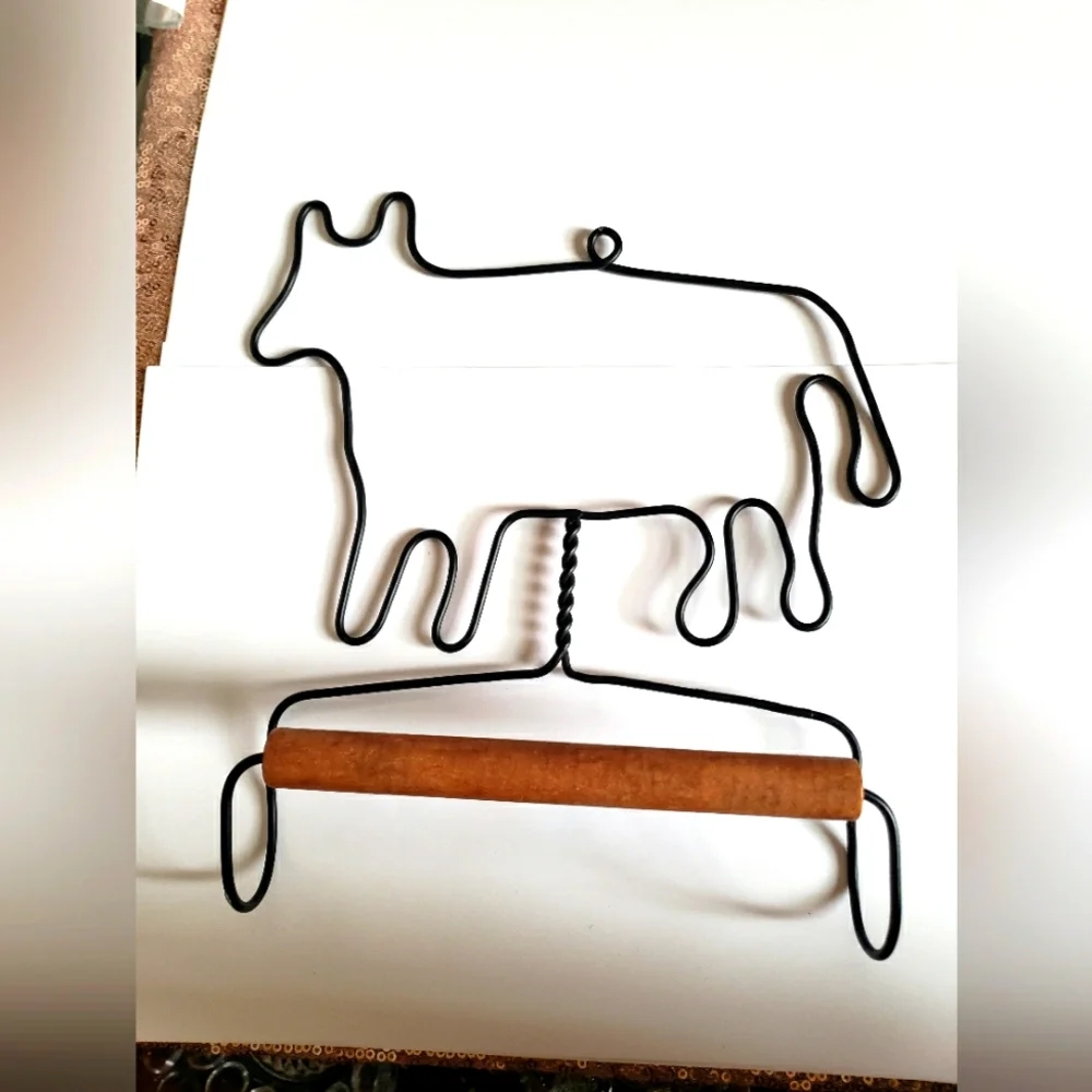 Black Metal Cow Hanging Wall Decor with Wooden Towel Bar